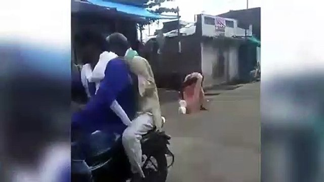 नवरात्रों में मुर्गों की चल रही है गुंडागर्दी देखिए इस बुजुर्ग महिला को कैसे छेड़ रहा है।