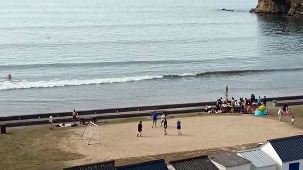 Température estivale ! site agréable ! handball a la plage du Ris Douarnenez