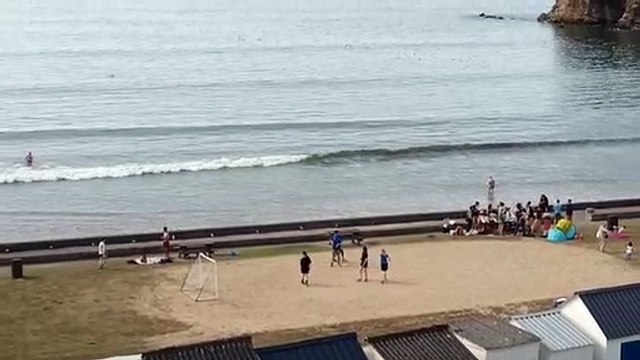 Température estivale ! site agréable ! handball a la plage du Ris Douarnenez
