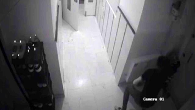 Misafir geldiği apartmanda ayakkabı avına çıktı; o anlar kameraya yansıdıEsenyurt'ta misafirliğe gelen hırsız beğendiği ayakkabıyı çaldı, eskisini...