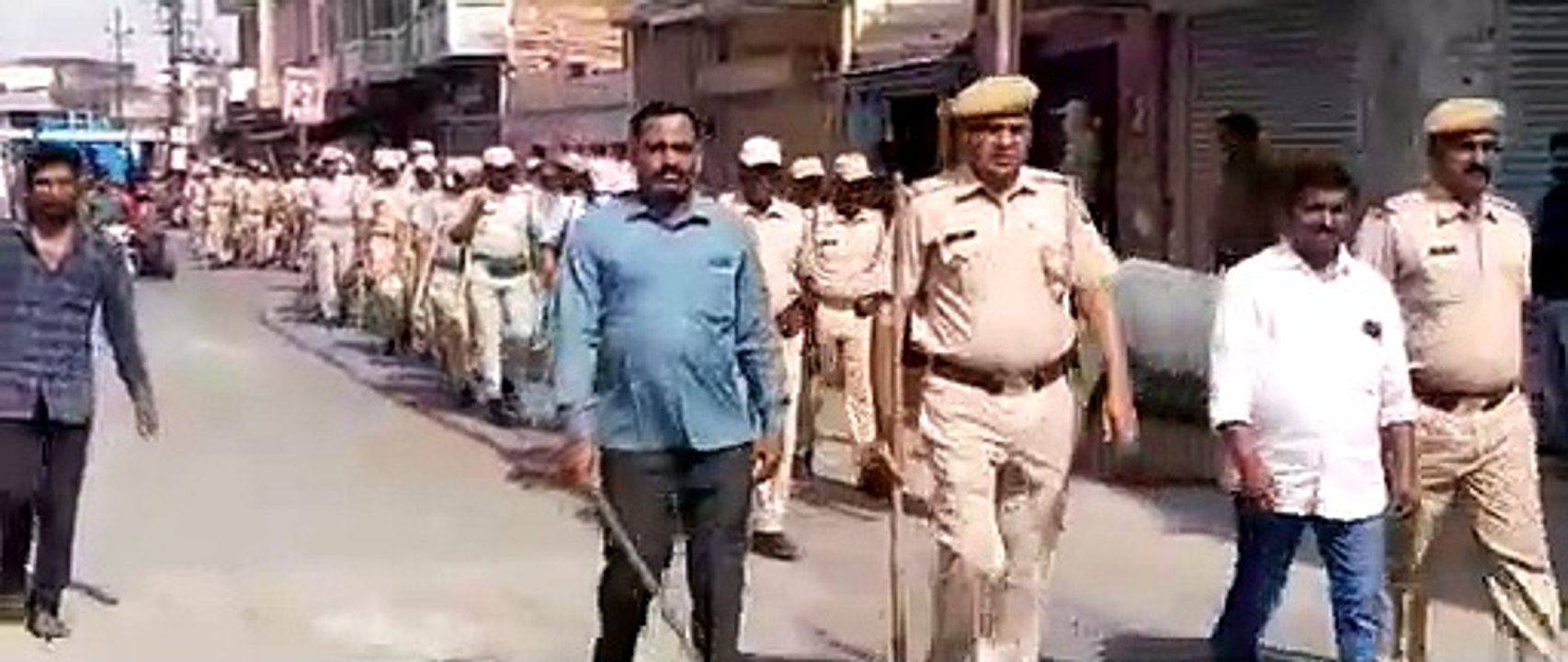 पुलिस ने फ्लैग मार्च निकाल भयमुक्त वातावरण बनाने का दिया संदेश