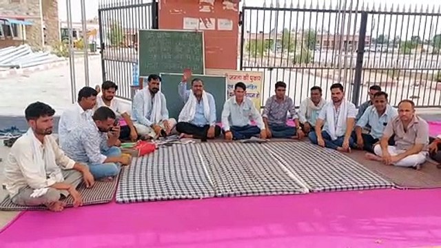 खाटूनगरी में पार्षदों ने इन मांगों को लेकर शुरू किया धरना