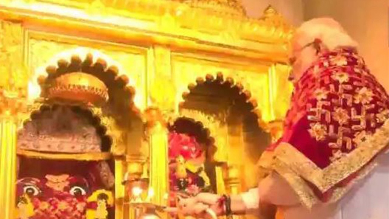 PM Modi Pavagadh Kalika Mandir में Flag Hoistin...