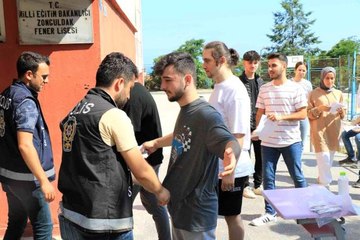 Öğrenciler sınavda, veliler dışarda ter döktü