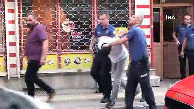 Üvey annesini darp edip kendini eve kilitleyen genci polis gözaltına aldı