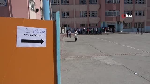 Öğrenciler içerde, veliler dışarda ter döktü