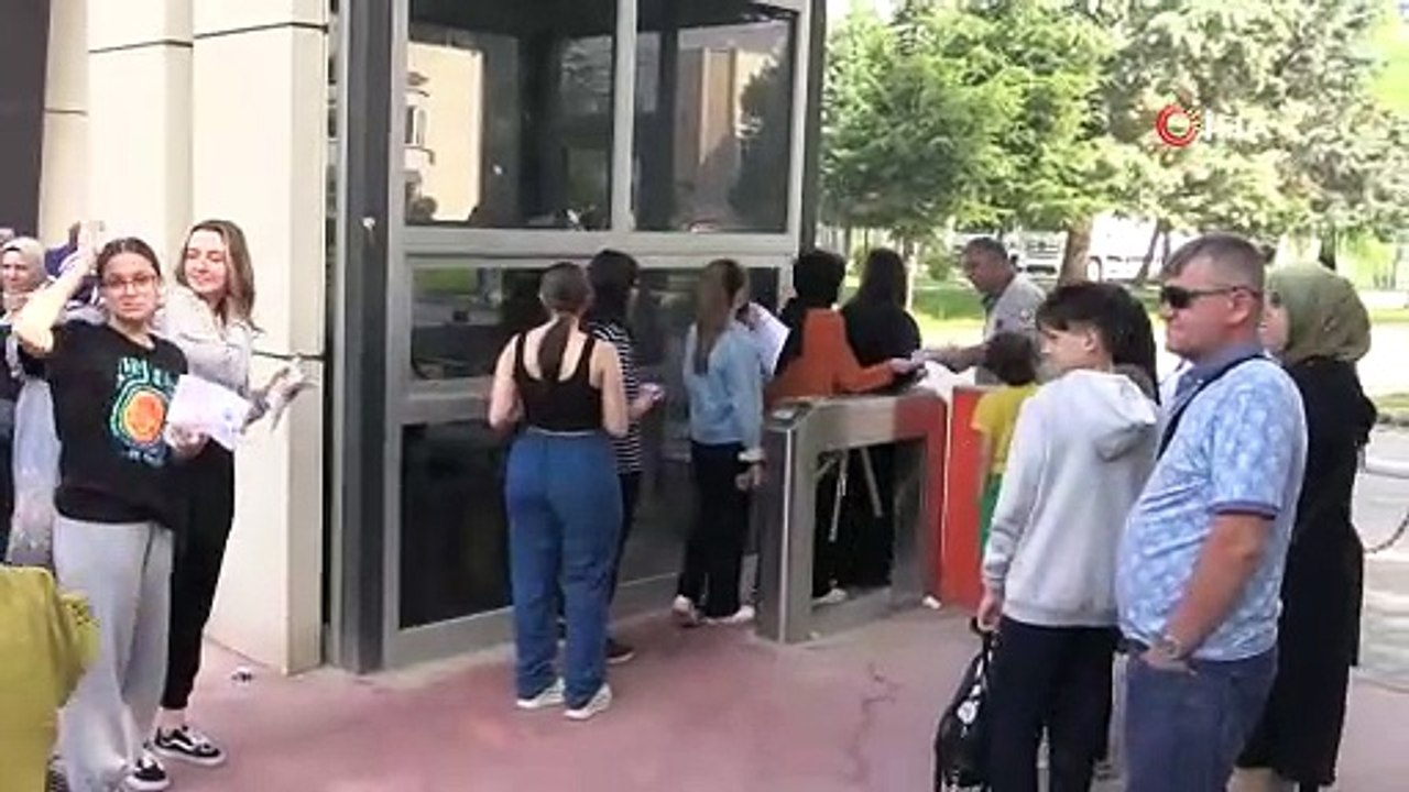 YKS’ye giren öğrencilere kahve, çay ve su ikramı