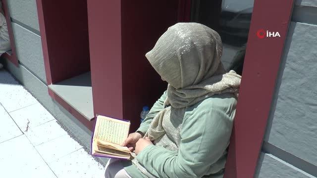 Adaylar salonda, yakınları okul önlerinde ter döktü