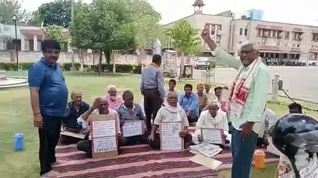 कुलपति सचिवालय पर जारी कार्मिकों का धरना