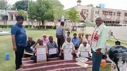 कुलपति सचिवालय पर जारी कार्मिकों का धरना