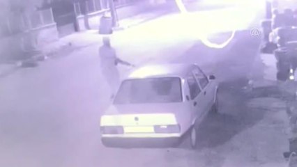 Bir kişinin iş yeri camlarını sopayla kırması kameraya yansıdı