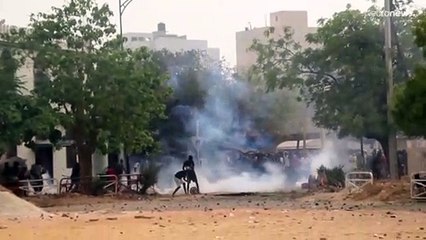 Descargar video: Nach Demonstrationsverbot: Gewalt eskaliert in Dakar