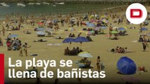 La playa de la Concha se llena de bañistas con los termómetros de San Sebastián por encima de 40º