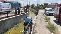 Su kanalına düşen otomobildeki 2 kişi yaralandı