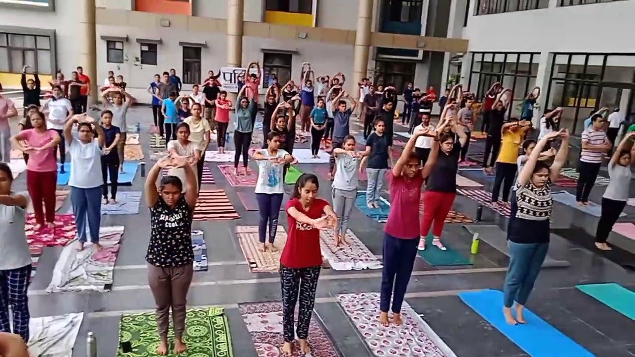 video कोरोना ने बताया योग का महत्व, यहां डॉक्टर भी सीख रहे योग के गुर