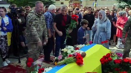 A Kiev, une foule rend hommage à un jeune "héros" tué au combat