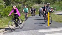 Regardez le Président des Etats-Unis qui fait une chute de vélo en voulant s'arrêter pour parler à des passants et des journalistes