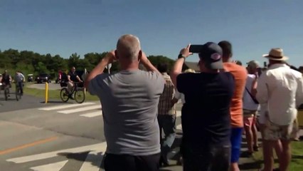 Presidente americano cai tombo de bicicleta diante de apoiadores; veja