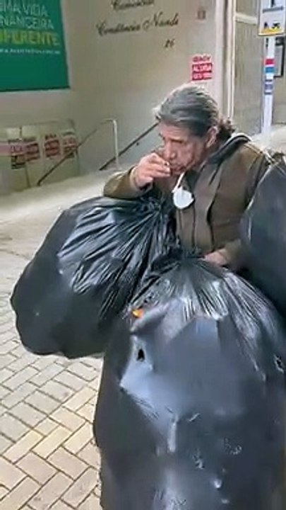 Catador ajuda colega e carrega latinhas tocando gaita no Centro de Florianópolis