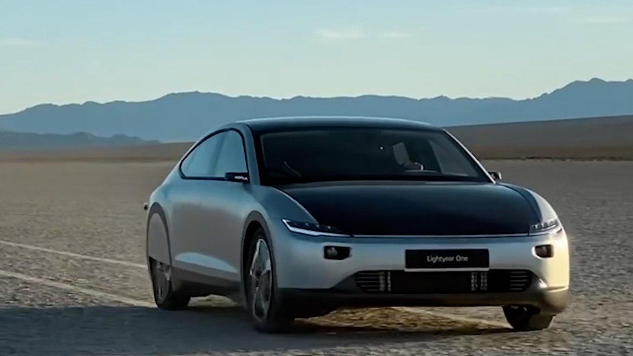 7 mois d’autonomie, 250 000 euros... la première voiture solaire bientôt en vente et sur les routes