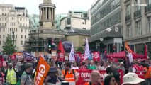 Milhares de britânicos protestam contra o aumento do custo de vida no Reino Unido