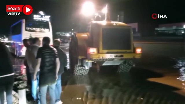 Afyonkarahisar-Ankara karayolu sel baskını sebebiyle ulaşıma kapandı