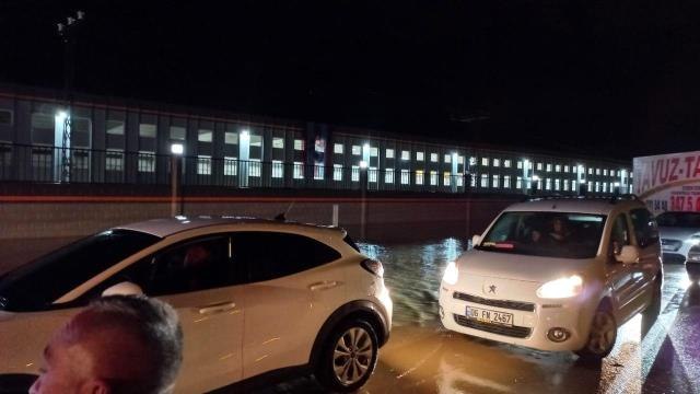 Son Dakika | Afyonkarahisar-Ankara karayolu sel baskını sebebiyle ulaşıma kapandı