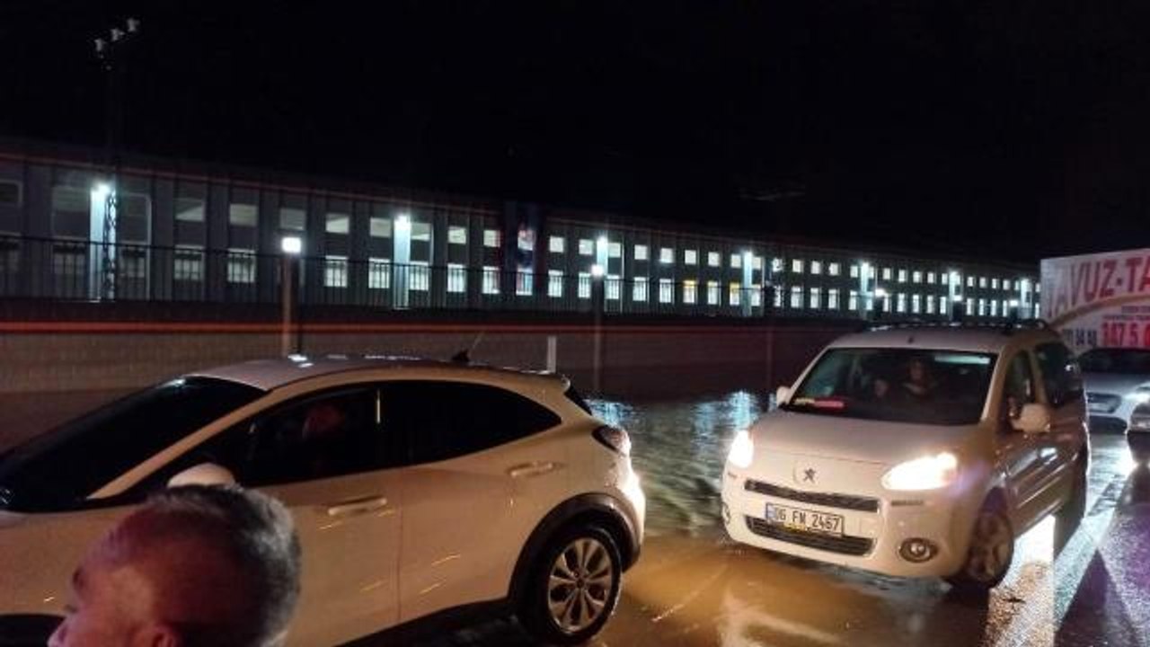 Son Dakika | Afyonkarahisar-Ankara karayolu sel baskını sebebiyle ulaşıma kapandı