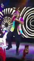 Luis Fonsi en vivo interpretando "Calypso"