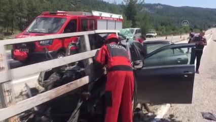 Köprü bariyerine çarpan otomobildeki 3 kişi yaralandı