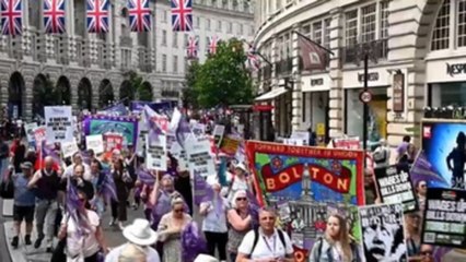 Miles de personas exigen a Johnson medidas contra el auge de los precios