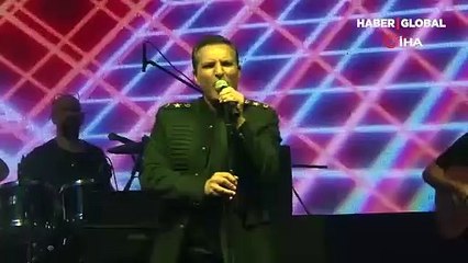 Rafet El Roman'dan sahnede 'Ferdi Tayfur' taklidi!