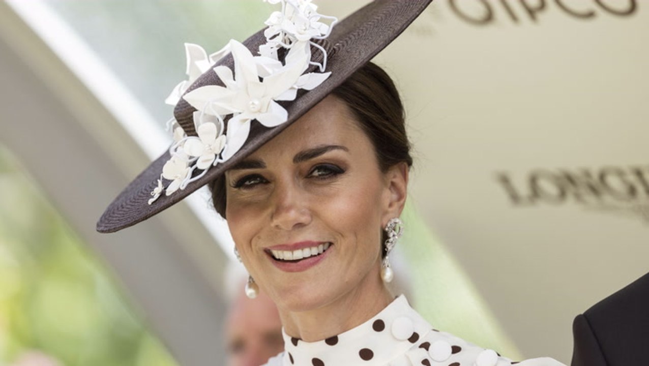 Wie einst lady di: herzogin kate begeistert bei ascot im gepunkteten kleid