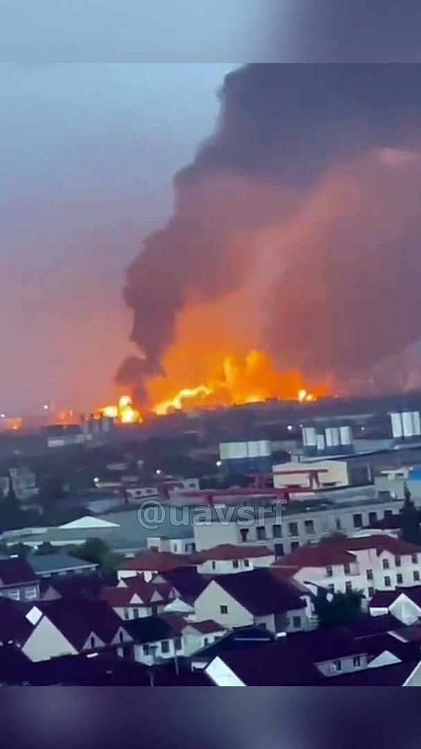 ⁣На нефтехимическом заводе масштабный пожар | На нафтохімічному заводі масштабна пожежа