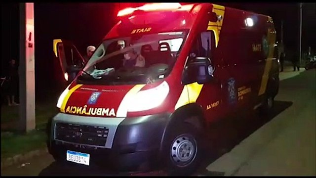 Homem ferido é encontrado caído e PM e Siate prestam atendimentos, no Pacaembu