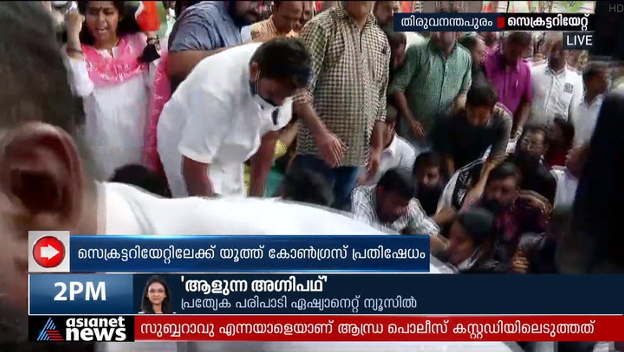 മുഖ്യമന്ത്രിയുടെ രാജി ആവശ്യപ്പെട്ട് സെക്രട്ടറിയ...