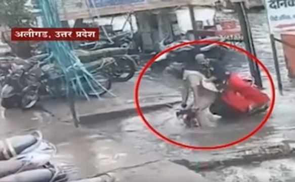 Uttar Pradesh मध्ये खड्ड्यात दुचाकी कोसळली, दाम्पत्याचा जीव थोडक्यात वाचला : ABP Majha