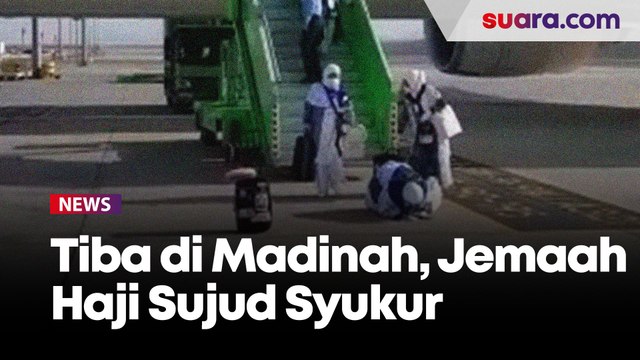 Pesawat Mendarat di Madinah, Jemaah Haji Langsung Sujud Syukur Saat Turun Dari Tangga Pesawat