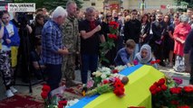 بدون تعليق: مئات يحضرون في كييف تشييع ناشط بارز قُتل خلال المعارك في أوكرانيا