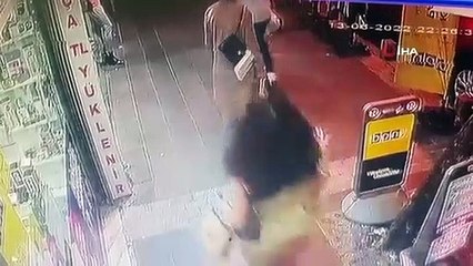 İstanbul'da yolda yürüyen kadını tokatladı! Darp edilip uçan tekme yedi