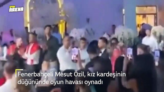 Fenerbahçeli Mesut Özil, kız kardeşinin düğününde oynadı
