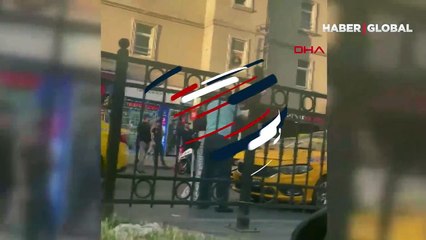 Beyoğlu'nda yolu trafiğe kapatan kadın sürücülere zor anlar yaşattı