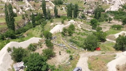 Bahçesine toplanan arılarla başladığı üretimi 30 yıldır sürdürüyor