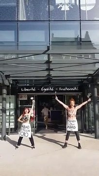 Législatives - Les images de jeunes femmes, seins nus, se réclamant des Femen, qui ont manifesté devant la mairie d'Oyonnax pour réclamer la démission du ministre des Solidarités Damien Abad