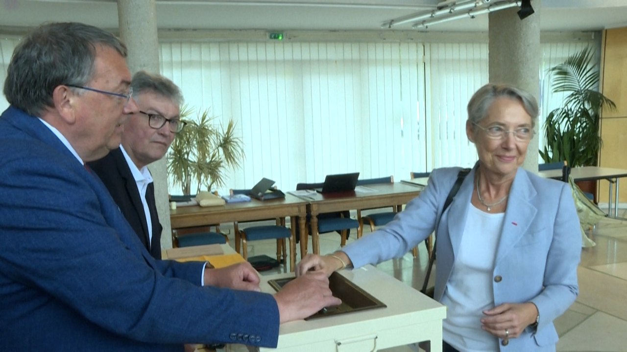 Législatives: Elisabeth Borne vote dans le Calv...