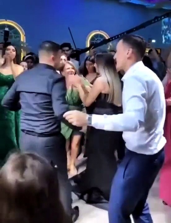 Mesut Özil kardeşinin düğününde kurtlarını döktü