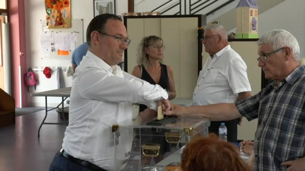 Législatives: le ministre des Solidarités Damien Abad vote