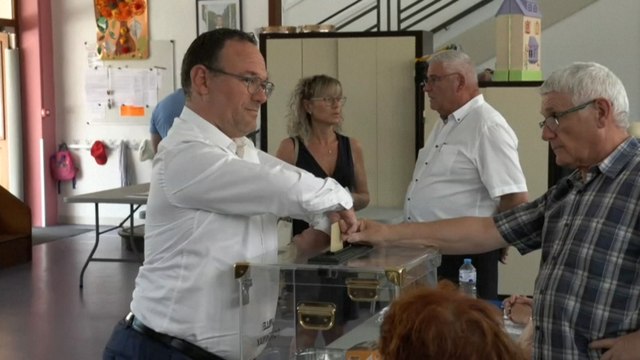 Législatives: le ministre des Solidarités Damien Abad vote