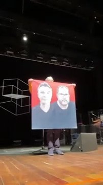 Caetano Veloso homenageia Dom e Bruno durante show em Brasília