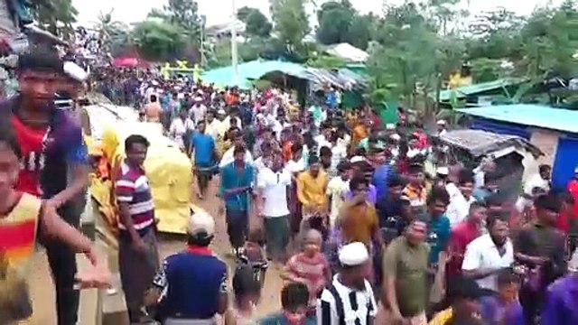 Decenas de miles de refugiados rohinyás se manifiestan en Bangladés